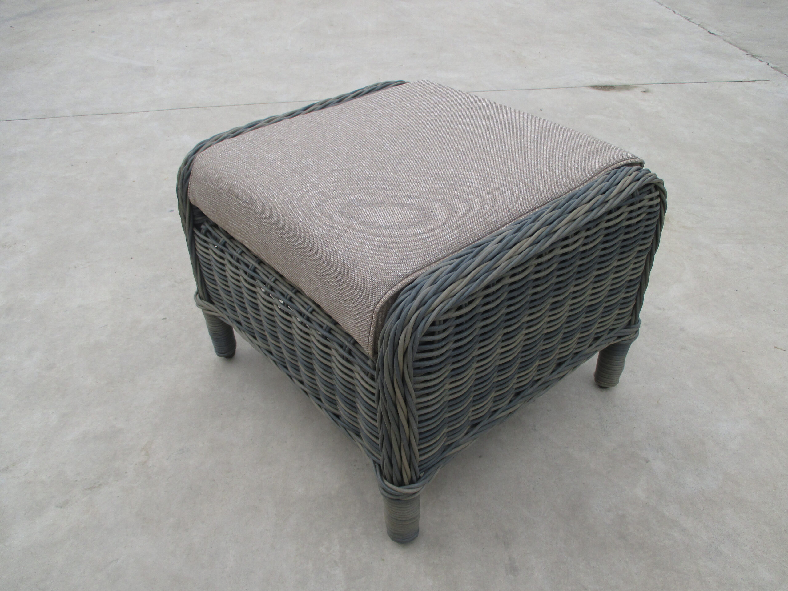 POUFF C/CUSCINO CM 55X52X40H COD.WM1038 POUFF C/CUSCINO CM 55X52X40H COD.WM1038